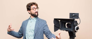 Televizyon sunucusu mutlu, kibirli, gururlu ve kendinden memnun görünüyor. Kendini bir numara gibi hissediyor.