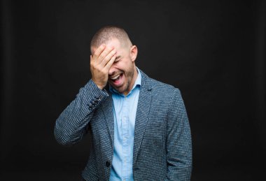 Genç işadamı gülüyor ve alnına şaplak atıyor. Unuttum yoksa düz duvara karşı yaptığım aptalca bir hataydı. 