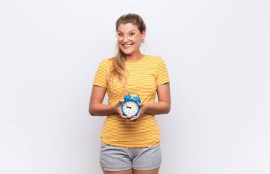  Mutlu ve hoş bir şekilde şaşırmış görünüyordu. Büyülenmiş ve şok olmuş bir ifadeyle heyecanlıydı.