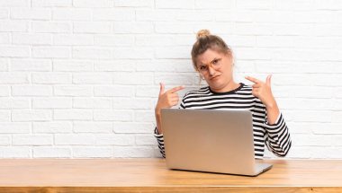  Kibirli ve agresif görünen, yukarıyı gösteren ya da ellerinle alay eden bir tavır takınarak.