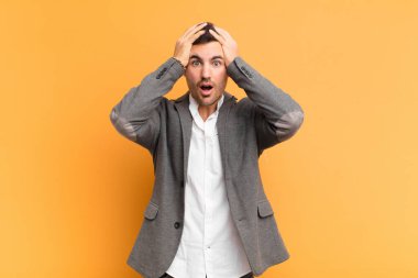 Dehşete kapılmış ve şok olmuş hisseden genç yakışıklı adam, bir hata yüzünden el ele tutuşuyor ve panikliyor.