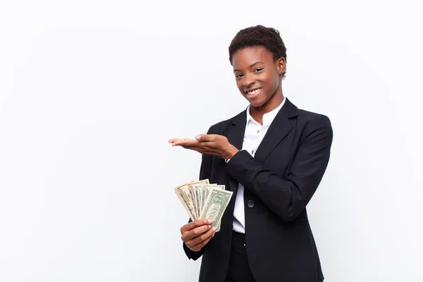 年轻漂亮的黑人妇女兴高采烈地笑着 感到快乐 手握美元钞票 在复制的空间里展示了一个概念 — 图库照片