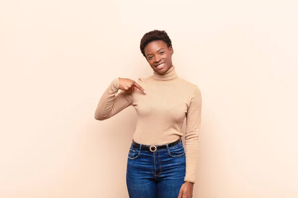 Joven Bastante Negro Mujerbuscando Feliz Orgulloso Sorprendido Alegremente Apuntando Mismo — Foto de Stock