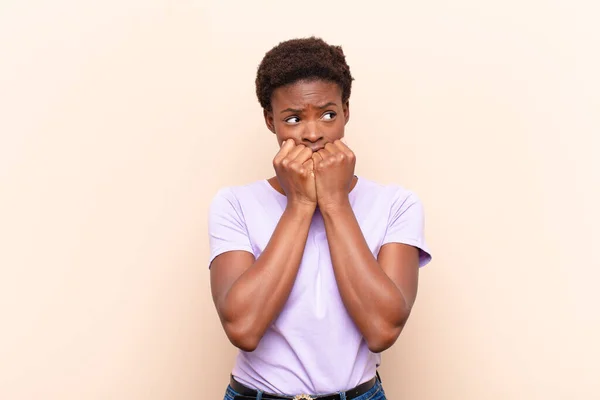 Joven Bastante Negro Mujerbuscando Preocupado Ansioso Estresado Asustado Mordiendo Las —  Fotos de Stock