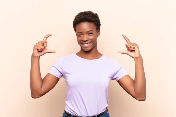 Fiatal Csinos Fekete Női Keretezés Vagy Felvázoló Saját Mosoly Két — Stock Fotó
