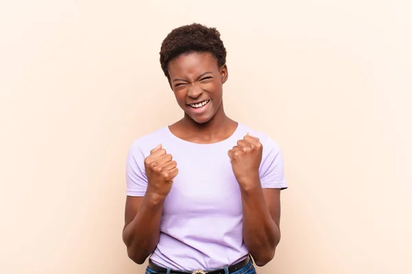 Νεαρή Όμορφη Μαύρη Γυναίκα Που Φωνάζει Θριαμβευτικά Γελώντας Και Νιώθοντας — Φωτογραφία Αρχείου