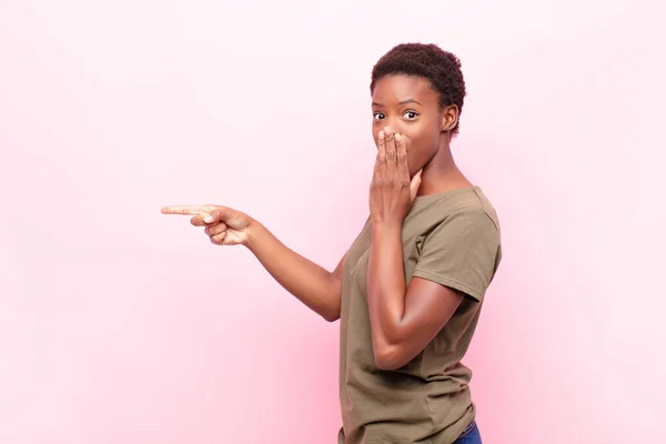 Joven Bastante Negro Mujersintiéndose Feliz Sorprendido Sorprendido Cubriendo Boca Con —  Fotos de Stock