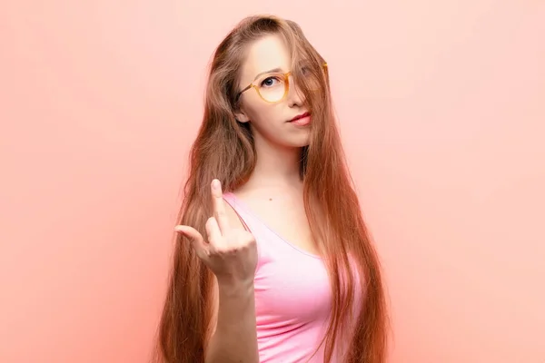 Genç Sarışın Kadın Kızgın Sinirli Isyankar Agresif Orta Parmağını Sallayarak — Stok fotoğraf