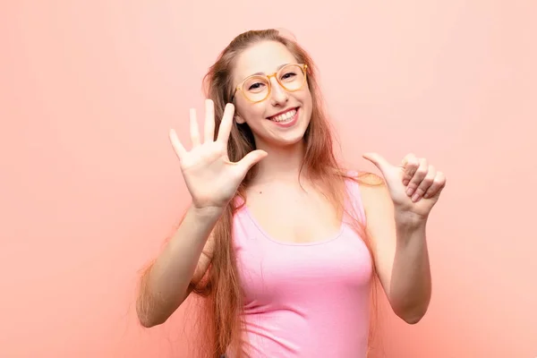 Yound Blonde Vrouw Glimlachen Kijken Vriendelijk Tonen Nummer Zes Zesde — Stockfoto