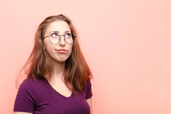 Yound Blonde Woman Looking Puzzled Confused Wondering Trying Solve Problem — Stock Photo, Image