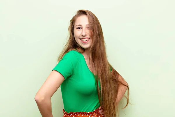 Genç Sarışın Kadın Mutlu Neşeli Kendinden Emin Görünüyor Gururla Gülümsüyor — Stok fotoğraf