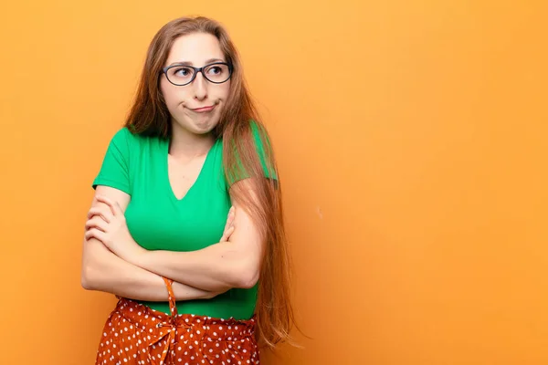 Junge Blonde Frau Zuckt Mit Den Schultern Fühlt Sich Verwirrt — Stockfoto