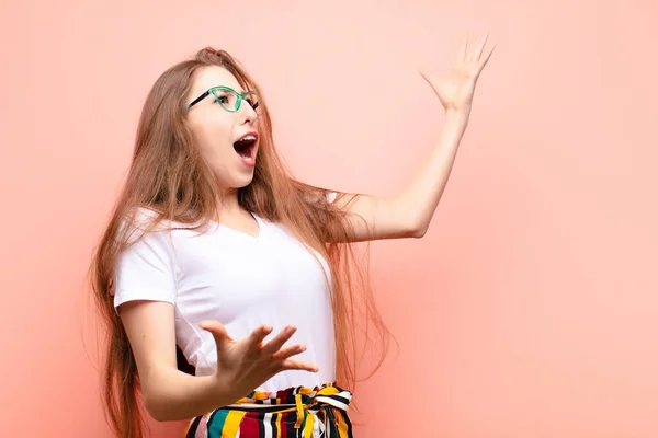 Mujer Rubia Yound Realizando Ópera Cantando Concierto Espectáculo Sintiéndose Romántica —  Fotos de Stock