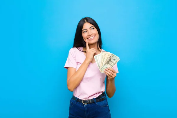 Giovane Bella Donna Latina Sorridente Felicemente Sognare Occhi Aperti Dubitare — Foto Stock