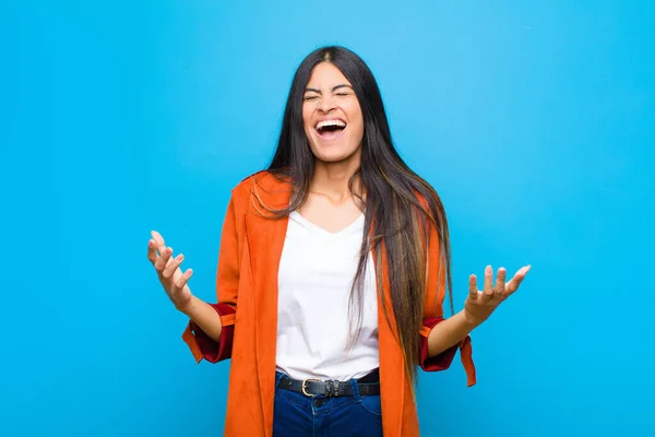 Jovem Mulher Latina Bonita Furiosamente Gritando Sentindo Estressado Irritado Com — Fotografia de Stock