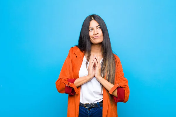 Jovem Mulher Latina Bonita Sentindo Orgulhoso Travesso Arrogante Planejar Plano — Fotografia de Stock