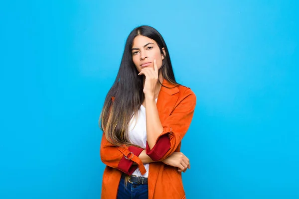 Young Pretty Latin Woman Looking Serious Thoughtful Distrustful One Arm — Stock Photo, Image