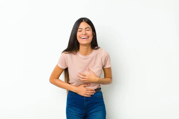 Ung Söt Latinamerikansk Kvinna Skrattar Högt Något Lustigt Skämt Känner — Stockfoto