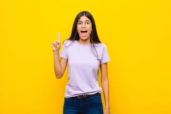 Giovane Bella Donna Latina Sente Come Genio Felice Eccitato Dopo — Foto Stock