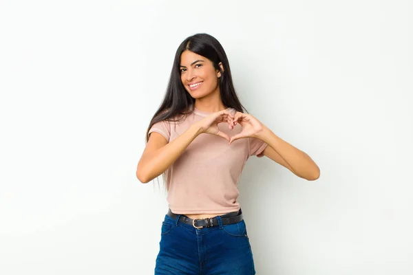 Jovem Mulher Latina Bonita Sorrindo Sentindo Feliz Bonito Romântico Apaixonado — Fotografia de Stock