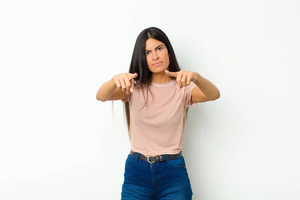 Junge Hübsche Lateinamerikanische Frau Zeigt Mit Beiden Fingern Und Wütendem — Stockfoto