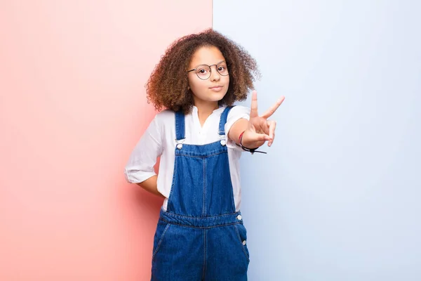 Niña Afroamericana Sonriendo Luciendo Feliz Despreocupada Positiva Haciendo Gesto Victoria — Foto de Stock