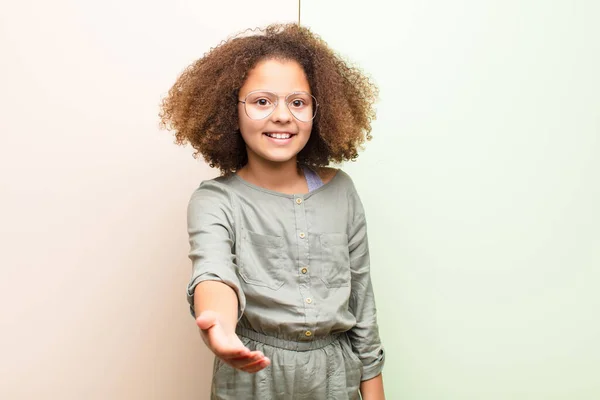 Niña Afroamericana Sonriendo Luciendo Feliz Confiada Amigable Ofreciendo Apretón Manos — Foto de Stock