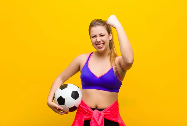 サッカーボールを持った若いブロンドの女性 スポーツの概念 — ストック写真
