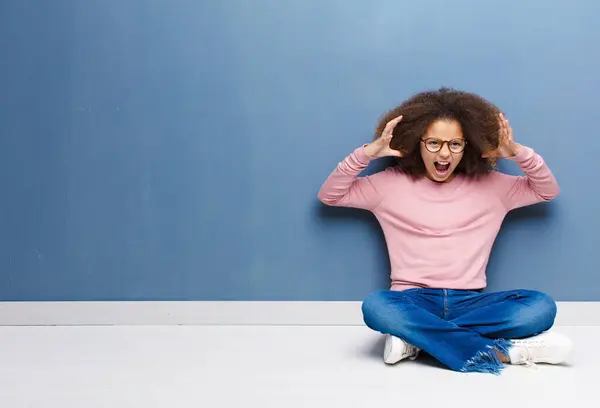 Afro Américaine Petite Fille Criant Avec Les Mains Air Sentant — Photo