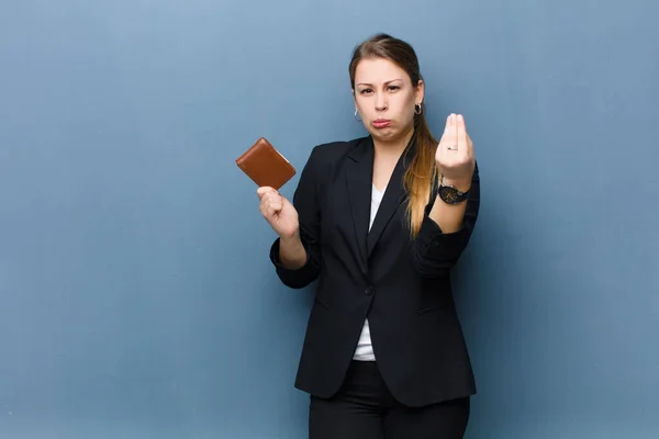 Junge Blonde Frau Mit Geldbörse Vor Grunge Hintergrund — Stockfoto