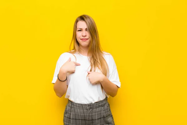 Giovane Donna Bionda Che Sente Felice Sorpresa Orgogliosa Indicando Stessa — Foto Stock