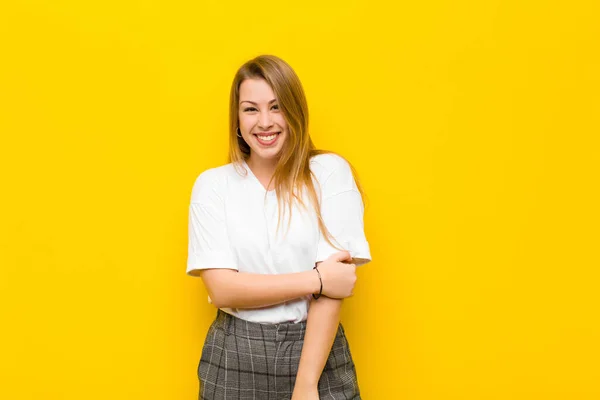 Joven Rubia Riendo Tímida Alegremente Con Una Actitud Amistosa Positiva —  Fotos de Stock