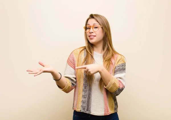 Ung Blond Kvinna Ler Glatt Och Pekar Kopiera Utrymme Handflatan — Stockfoto