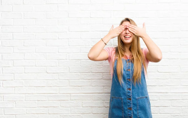 Genç Sarışın Kadın Gülümsüyor Mutlu Hissediyor Iki Eliyle Gözlerini Kapatıyor — Stok fotoğraf