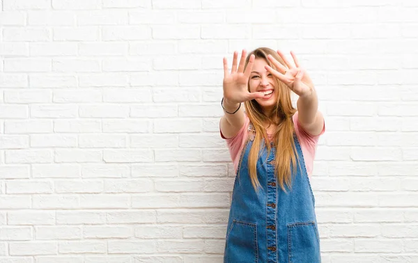 Giovane Donna Bionda Sorridente Amichevole Mostrando Numero Nove Nono Con — Foto Stock