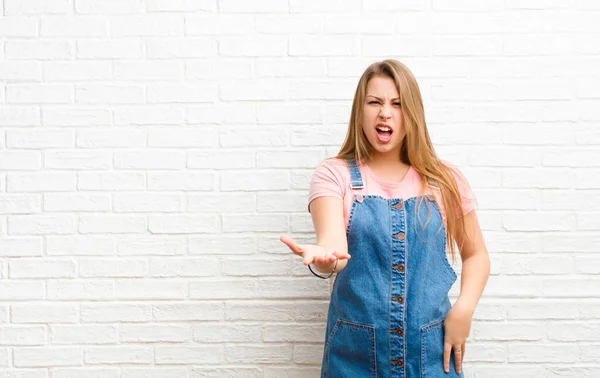 Young Blonde Woman Looking Angry Annoyed Frustrated Screaming Wtf Whats — Stock Photo, Image