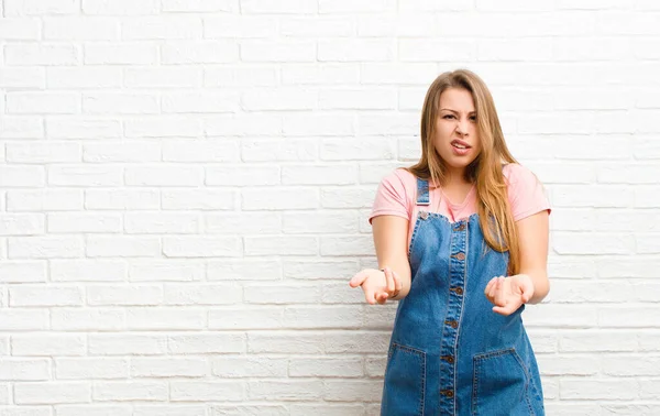 Jonge Blonde Vrouw Gevoel Clueless Verward Niet Zeker Welke Keuze — Stockfoto