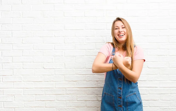 Ung Blond Kvinna Ler Glatt Och Firar Med Knytnävar Knutna — Stockfoto