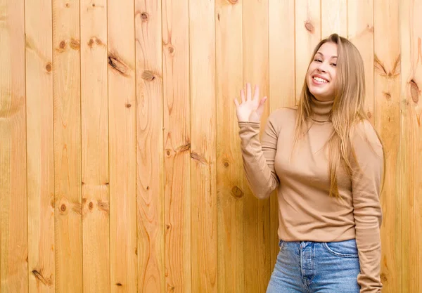 Jong Blond Vrouw Glimlachen Gelukkig Vrolijk Zwaaien Hand Verwelkomen Groeten — Stockfoto