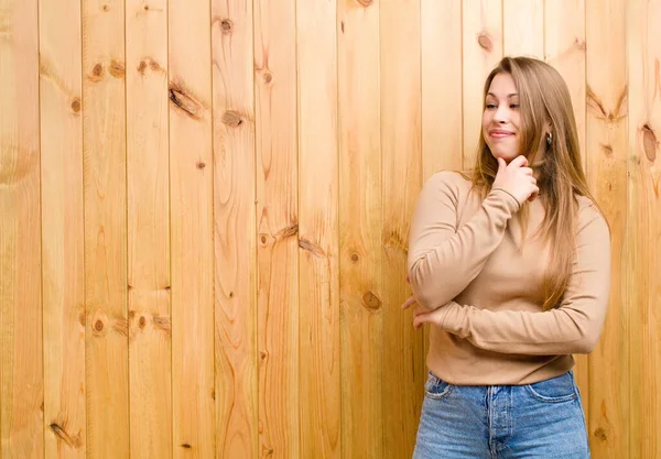 Giovane Donna Bionda Sorridente Con Espressione Felice Sicura Con Mano — Foto Stock