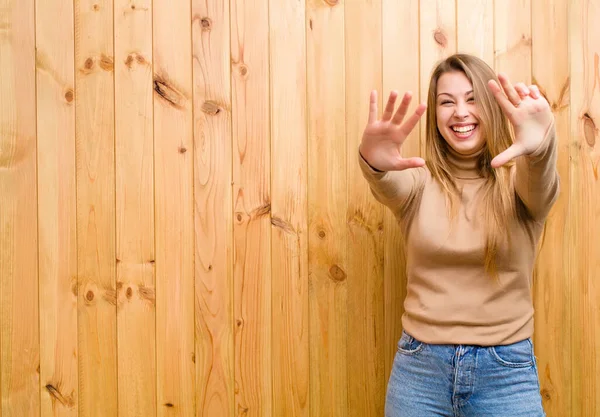 Jonge Blonde Vrouw Glimlachen Kijken Vriendelijk Tonen Nummer Acht Achtste — Stockfoto