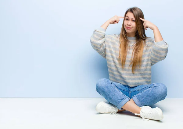 Ung Blond Kvinna Med Allvarlig Och Koncentrerad Utseende Brainstorming Och — Stockfoto