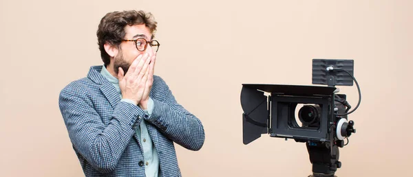 Presentatör Ser Glad Glad Lycklig Och Förvånad Täcker Munnen Med — Stockfoto