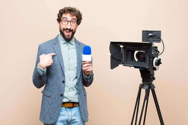 Presentador Televisión Sentirse Feliz Sorprendido Orgulloso Apuntando Mismo Con Una — Foto de Stock