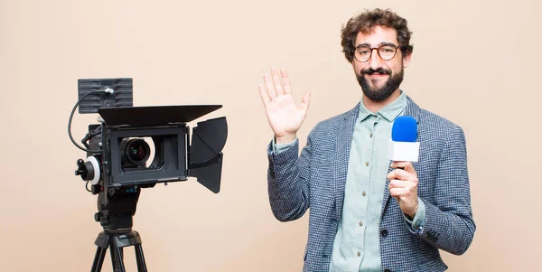 Presentador Televisión Sonriendo Feliz Alegremente Saludando Con Mano Dándote Bienvenida — Foto de Stock