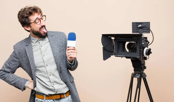 Presentador Televisión Con Actitud Alegre Despreocupada Rebelde Bromeando Sacando Lengua — Foto de Stock