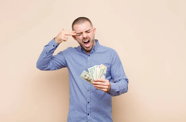 Jonge Knappe Man Die Ongelukkig Gestrest Uitziet Zelfmoordgebaar Met Hand — Stockfoto