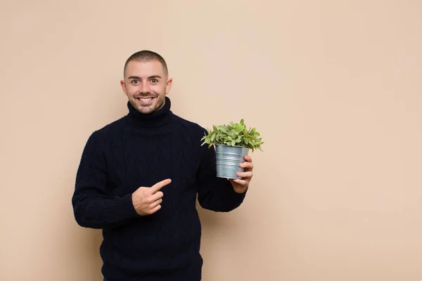 Jovem Homem Bonito Sorrindo Alegremente Sentindo Feliz Apontando Para Lado — Fotografia de Stock