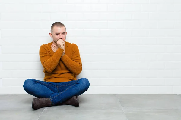 Junger Gutaussehender Mann Der Sich Krank Fühlt Halsschmerzen Und Grippesymptome — Stockfoto