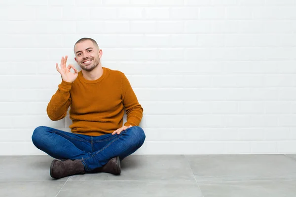 Jeune Homme Beau Sentant Réussi Satisfait Souriant Avec Bouche Grande — Photo